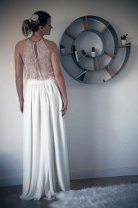 robe de mariée longue fluide avec haut en dentelle