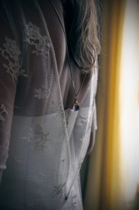 créatrice de robe de mariée avec bustier et haut en dentelle