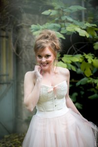 robe de mariée rose avec bustier ou corset