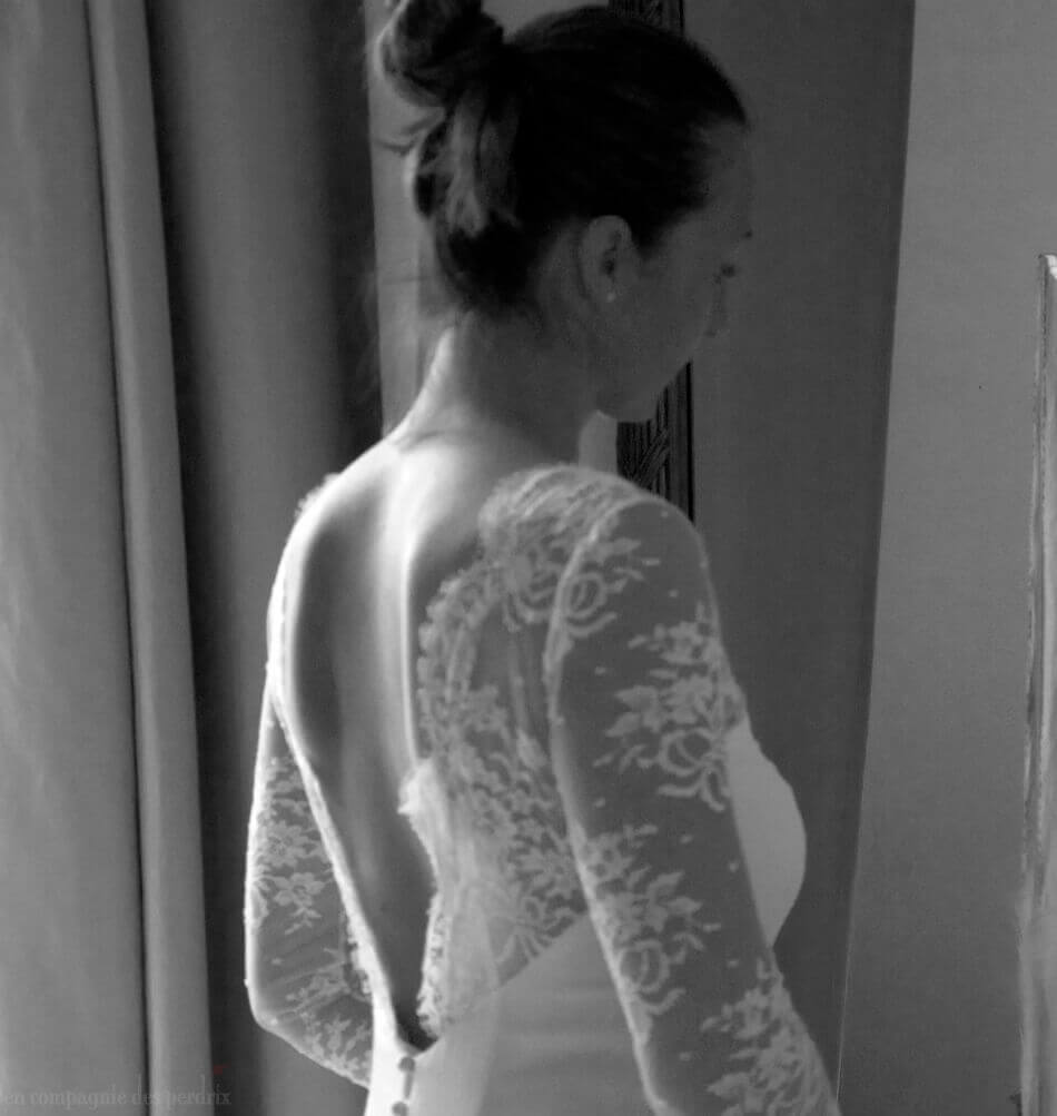 robe de mariée en dentelle dos nu et manches