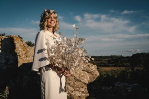 robe d'hiver pour le mariage avec une cape au dessus de la robe de mariée