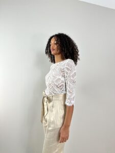 top en dentelle et pantalon en lin or