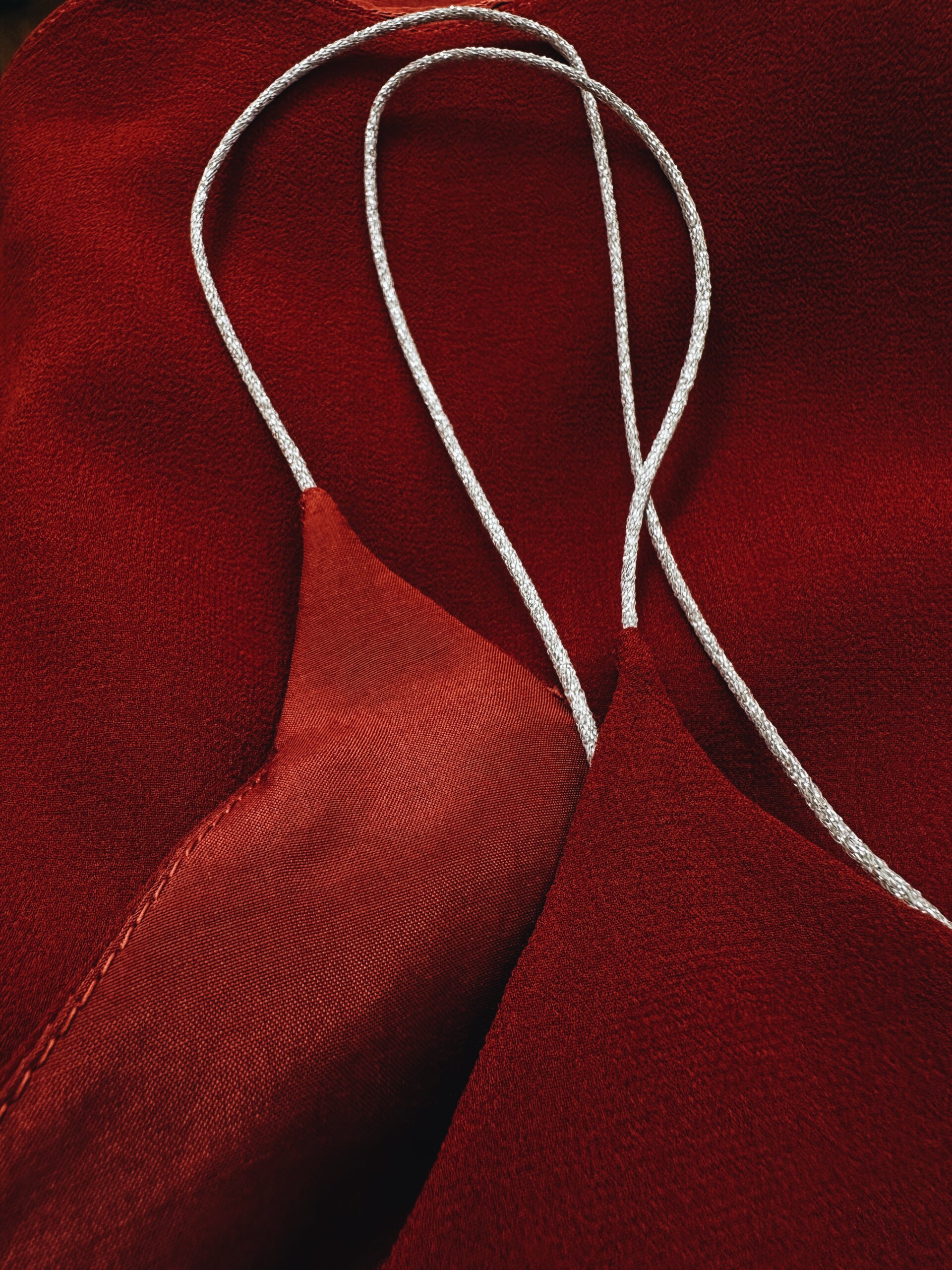 caraco en soie 100% rouge boutonné dos made in france