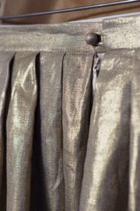 pleated skirt in gold linen