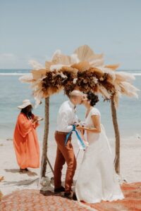 Robe de mariée pour l'été à la plage