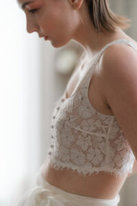 crop top de mariée en dentelle de Calais
