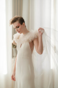 robe de mariée longue en soie et cape brodée en organza