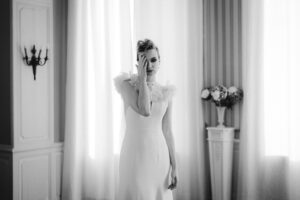 robe de mariée chic épurée en soie et cape mariée