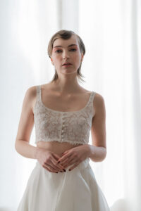 crop top de mariée en dentelle et jupe en organza