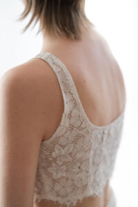 crop top de mariée en dentelle perlee