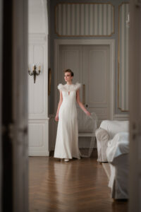 robe de mariée en soie fluide avec traîne et cape