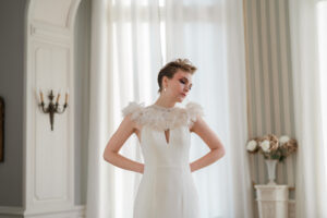 robe de mariée fluide et parure d'épaules en organza de soie brodé
