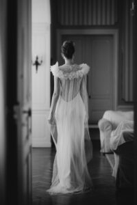 robe de mariée moderne décolletée dos