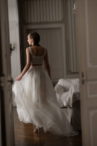 grande sur-jupe en organza de soie et top en dentelle de Calais pour la mariee