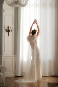 robe et cape de mariée moderne chic en crepe et tulle de soie