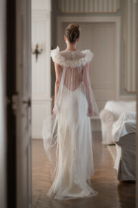robe de mariée fluide et cape en tulle de soie