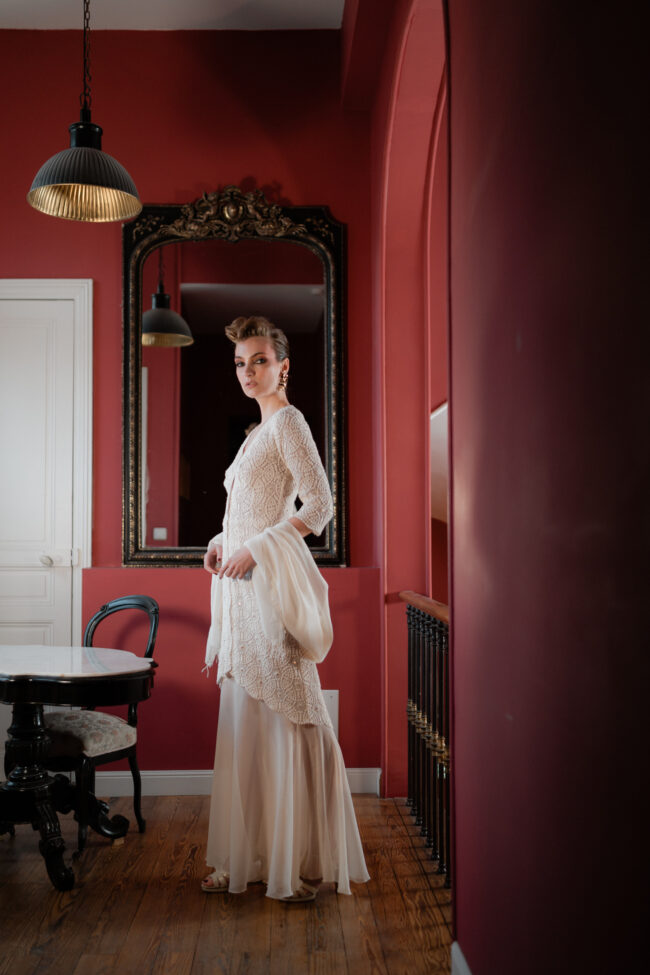 robe de mariée longue en soie et dentelle