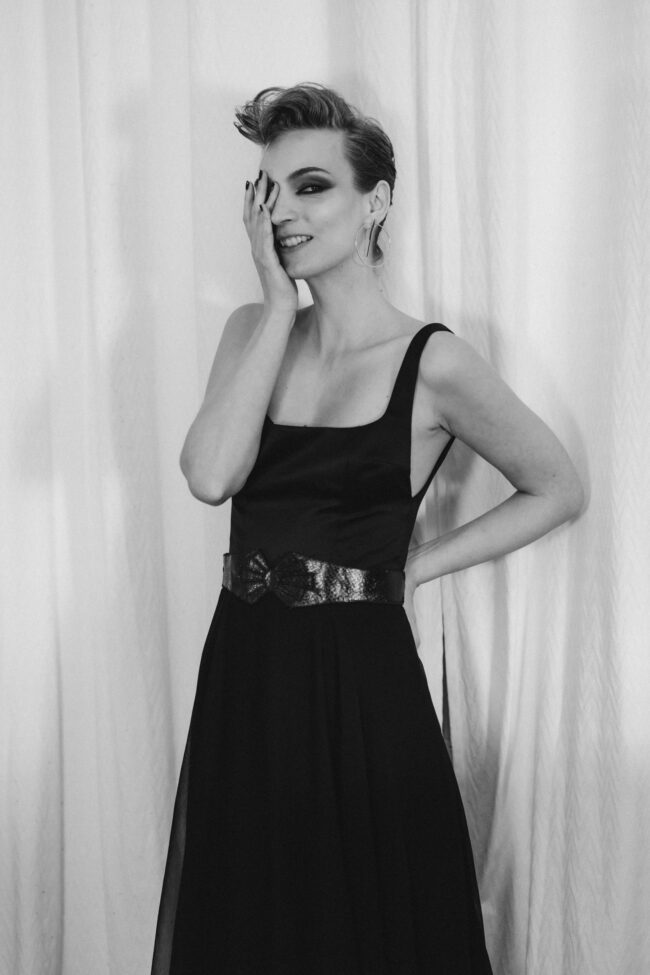 robe du soir en soie et ceinture en cuir marin