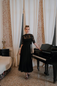 Robe du soir chic en soie et dentelle