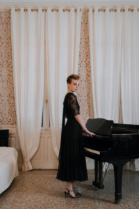 Robe du mariage chic en soie et dentelle noire made in France