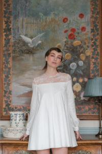 Robe de mariée courte trapèze avec empiècement dentelle de Calais