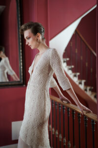 robe de mariée manches longue decollete devant en guipure