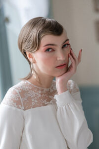 robe de mariée encolure ronde dentelle et soie