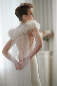 robe de mariée dos nu et cape en voile de soie