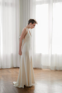 robe longue de mariée en crepe de soie moderne