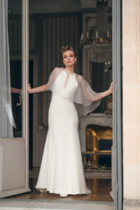 robe de mariee moderne et cape en organza