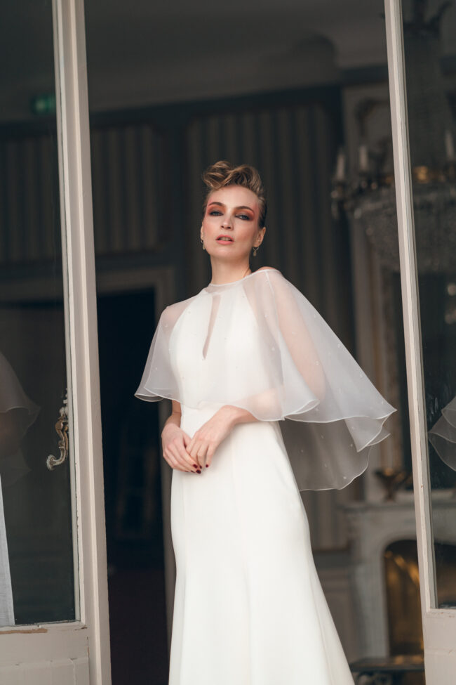 robe de mariee moderne et cape en organza
