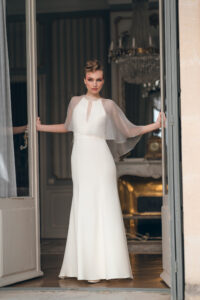 robe de mariée moderne et cape en organza