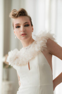 robe et parure d'épaules de mariée écoresponsable