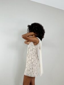 robe mini en dentelle or noeud à nouer