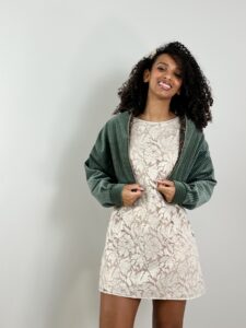 robe en dentelle or mini et blouson en velours