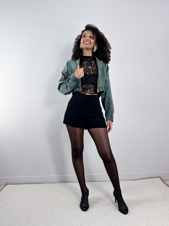 short taille haute top noir dentelle manches trois quart et teddy velours vert
