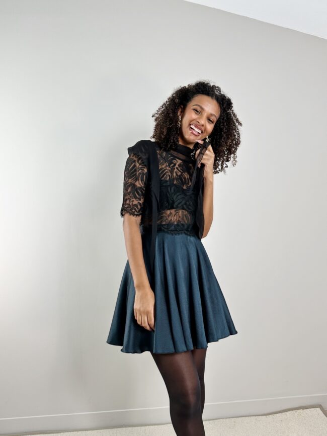 jupe en soie courte et top en dentelle noir
