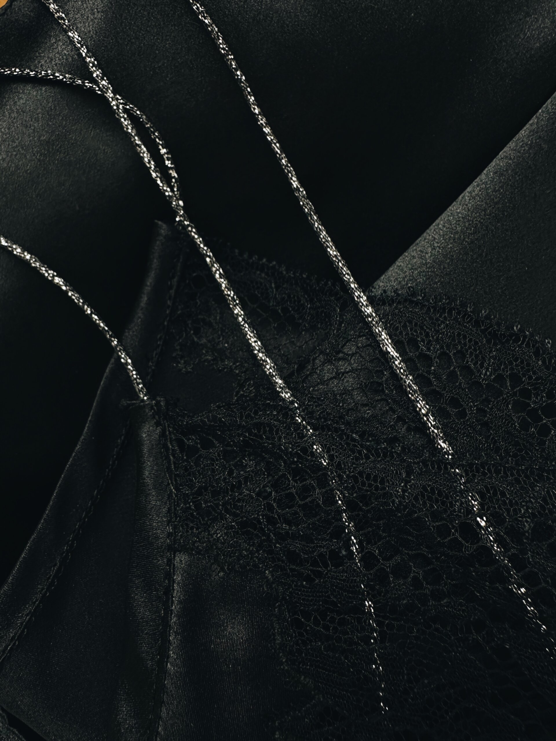 top femme en tencel et dentelle à fines bretelles