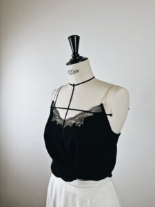 dessous femme chic en soie et dentelle noir