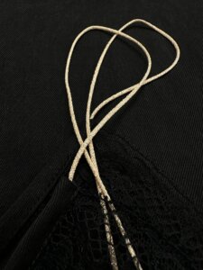 top femme en soie et dentelle noires avec des bretelles dorées