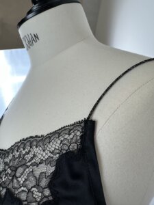 top en soie à fines bretelles et dentelle chantilly