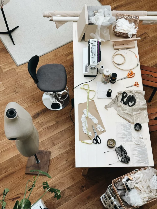 L’ÉTÉ, C’EST FAIT POUR DE NOUVELLES EXPÉRIENCES, NON ? 

Plissez. Pliez. Smockez.
Brodez. Perlez...

Que diriez-vous d’une plongée dans les coulisses de l’atelier ? 

Je vous propose deux stages de création de bijoux textiles : 

🌿 vous expérimentez des techniques de manipulation textile avec des techniques issues de la haute couture

👉🏽 vous sublimez des tissus exceptionnels de l’atelier, pour créer de véritables bijoux ou ornements. 

Un bijou de tête pour le mariage, une broche pour votre manteau, un ornement pour une pochette du soir... 

> en atelier d’initiation d’1/2 journée pour tester des techniques 
> ou en stage d’une journée pour repartir avec sa création 

Prochaines dates : 23 & 24 août 

Alors, on plonge ? 

Plus d’infos >> en MP ou sur le site Internet (lien en bio)

#atelier #stage #initiation #couture #coutureaddict #manipulationtextile #techniqueshautecouture