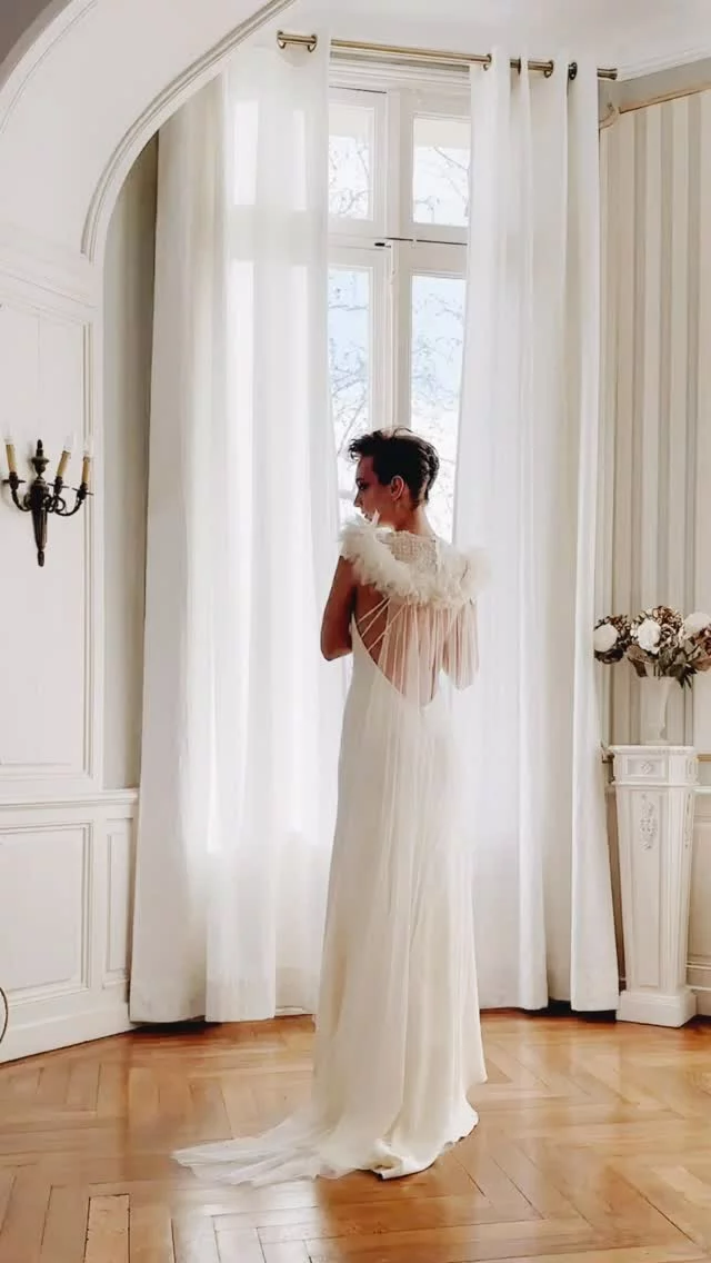 ✨ J’AI FAIT DES NUAGES AVEC DE L’ORGANZA ; JE NE SAVAIS PAS que cela me mènerait jusqu’en Inde…

Tout est parti un jour de ces restes de coupes : quand on travaille des matières sublimes, on n’a pas envie de jeter les chutes.

Rien de révolutionnaire, juste du bon sens, et l’envie d’inverser le regard : comment faire pour que ces morceaux destinés à la poubelle deviennent au contraire la pièce maîtresse, l’ « eye-catcher » de la tenue ? 

🪡 Timidement, de temps en temps, entre les commandes, je faisais des essais, des expérimentations. J’ai plié, plissé, brodé… (raté, aussi… 😅).

🧵 Et puis la collection COSMOS est née : des pièces alliant des coupes évidentes embellies d’ornements textiles originaux travaillés dans un esprit haute couture (des centaines d’heure de travail au total !!)

✨ Cette collection COSMOS, je la voulais comme une ode à l’infiniment grand, à l’infiniment petit, aux étoiles, à l’invisible… 

Grâce à un shooting avec une super équipe, et au soutien de @culture_gouv cette collection a su convaincre le jury de sélection pour le projet « SHAKTI, threads of female power » pour lequel je pars un mois en Inde aujourd’hui grâce à @afmadras et @goetheinstitut_chennai . 🙏🏽🙏🏽

Je ne savais pas, il y a 4 ans de ça, que mes pliages expérimentaux me mèneraient là 🙏🏽

#artisanedart #artresidency #textileartist #textilemanipulation #couture #robedemarieecouture #robedemarieecreateur