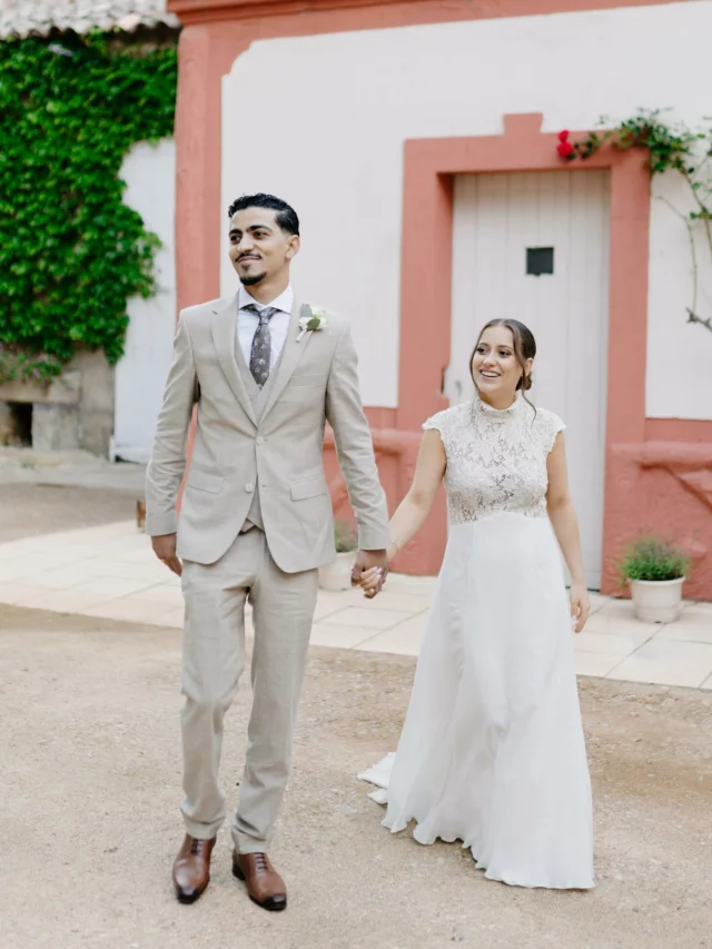 M + M (by M ☺️) , les très belles images de leur mariage, (petit retour en 2024 ❤️)

🌿 Mélissa voulait une tenue qui la mette en valeur et qui ait du sens. A l’essayage, la robe Ithaque lui allait quasiment à la perfection, comme si elle avait été faite pour elle ! 

💃 Et pourtant… non. Il s’agit ici du modèle original de la collection, qu’elle a essayé et adopté ! Il ne restait plus que quelques  ajustements et l’ourlet a régler en fonction des chaussures. 

👗 En effet, chaque année je propose quelques-uns de mes modèles d’exposition ou prototypes à prix doux : parfaitement nettoyés et entretenus, ils sont comme neufs, ils sont à prix réduits, et ils vivent leur meilleure vie à vos côtés, pour cette mémorable journée. 
 
✨ C’est un peu comme de la seconde main, mais en mieux ! 

Bref, ici c’était une évidence et des mariés radieux ❤️

Merci Mélissa pour votre confiance ✨

// 

Cela vous parle aussi ? Prenez rendez-vous 📅 

//

Organisation : Sarah B
Photos : si vous reconnaissez votre travail dites-le moi en commentaire ! 
#weddingday #weddingsouthoffrance #robedemariée #robedemarieesurmesure #robedemarieedentelle #robedemarieemontpellier